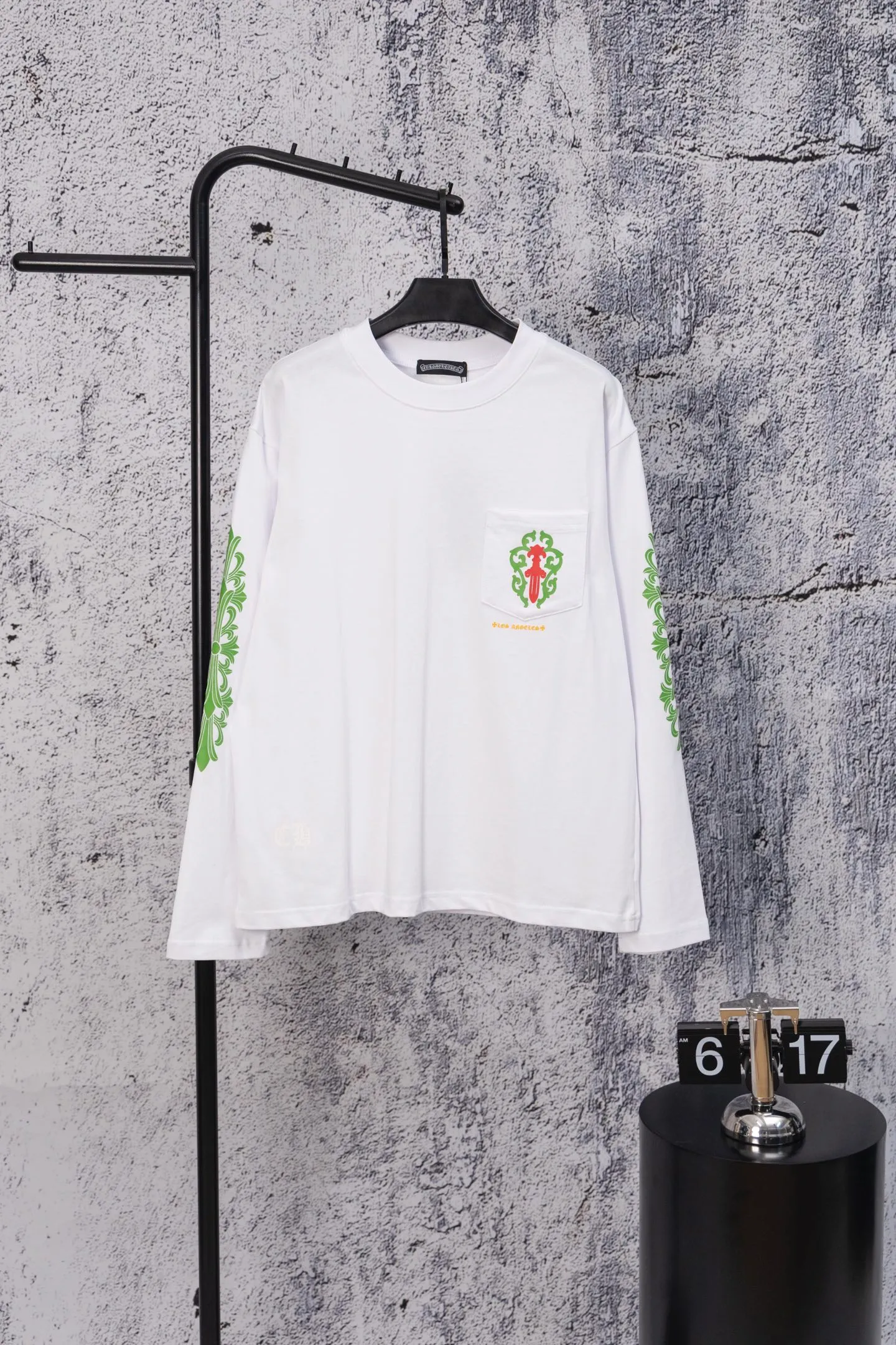 P190 Chrome Hearts CH Chrome Hearts autumn new LA limited totem sword couple style long-sleeved T! Loose fit! Yu Shuxin and other celebrities have the same style! Made of top quality 320g pure cotton fabric! High-end fabrics feel incomparable! Pullover round neck long-sleeved T-shirt, official synchronization, high version, high quality, fashionable personality, versatile trend, pure original quality, original fabric, tag, collar label, washed wheat, complete three standards, color: black and white, size: s—xl